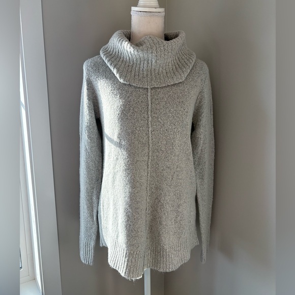 le chateau Sweaters - Le Château NWT Heathered Grey Turtleneck Sweater Size M